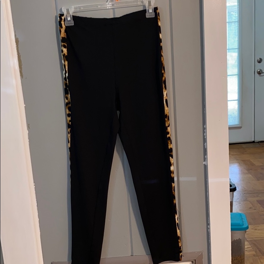Leggings with cheetah print side stripe
